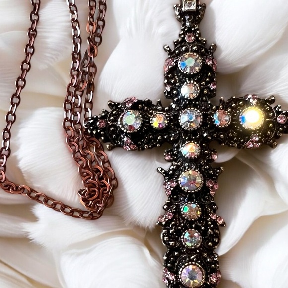 Cross pendant pink and clear rhinestones in a warm rose stainless steel setting - Picture 14 of 15